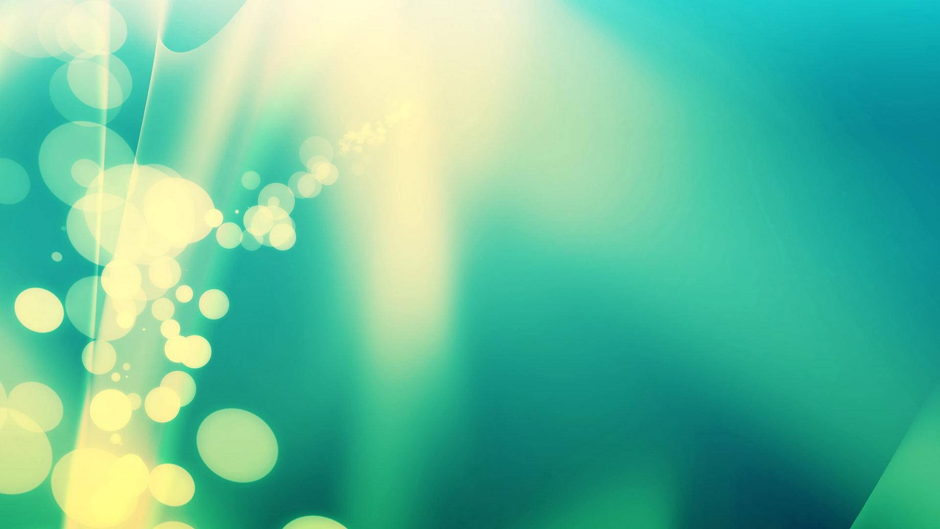 Bokeh 桌布 壁紙 — 柔和發光的散景燈光穿過青綠色和黃色的漸變，營造出夢幻般的空靈氛圍。