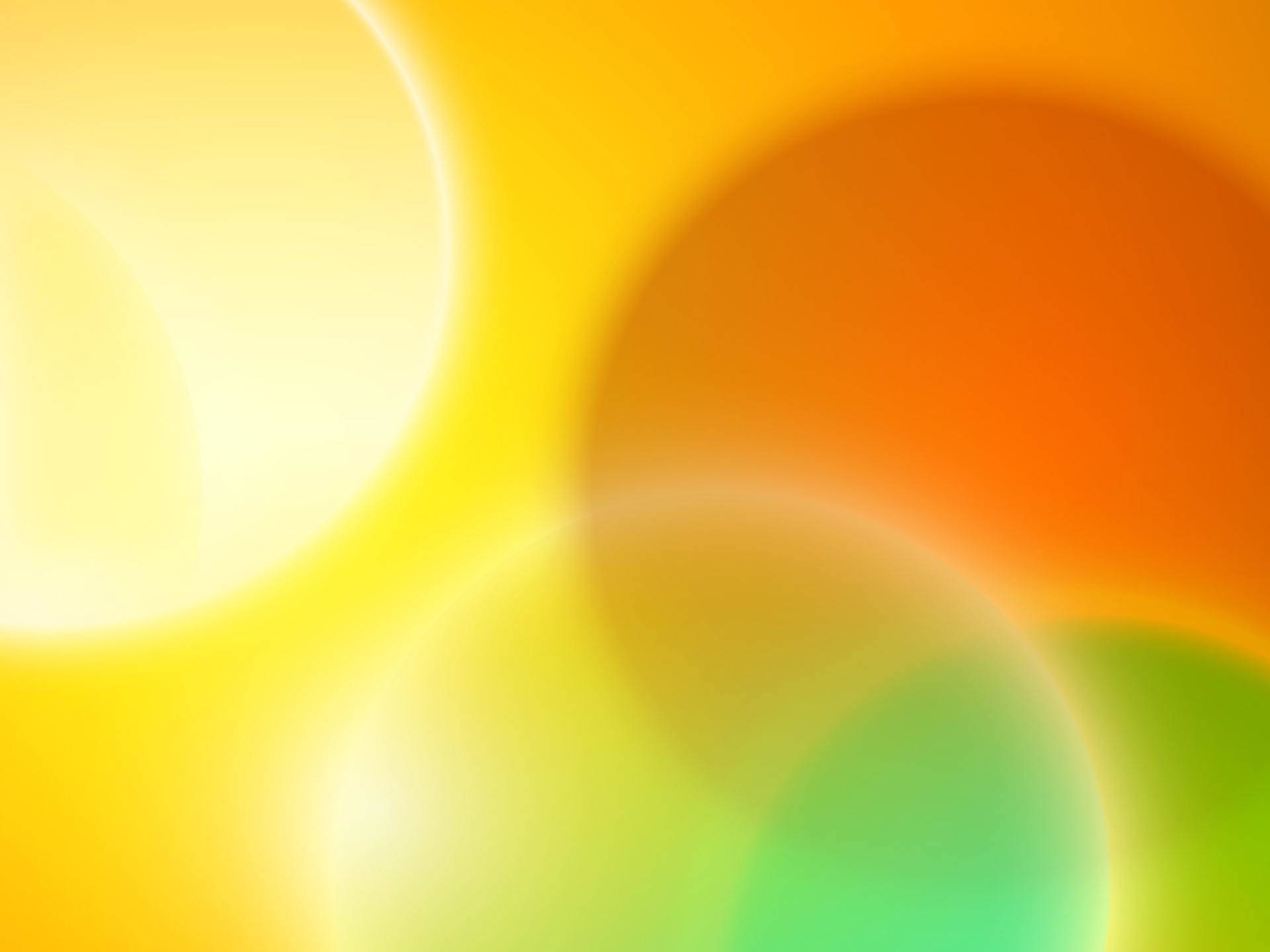 Light Color 桌布 壁紙 — 柔和發光的球體，以溫暖的黃色、橙色和綠色調融合成夢幻般的抽象背景。