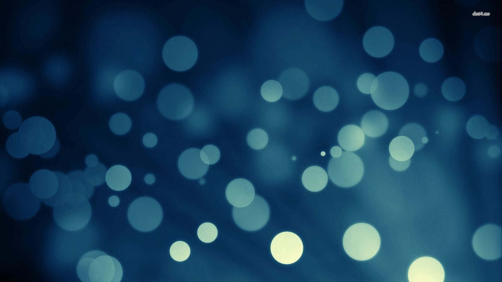 背景 桌布 壁紙 — 柔和發光的球體漂浮在深藍色漸變中，營造出夢幻般的抽象散景效果。