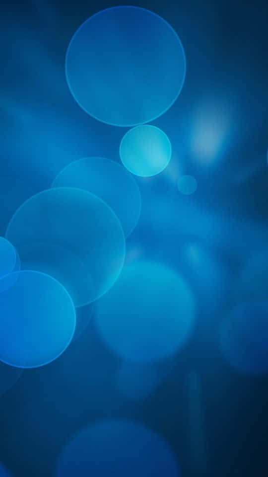 540x960 桌布 壁紙 — 柔和發光的藍色圓圈漂浮在夢幻般的漸變背景中，營造出寧靜的抽象氛圍。