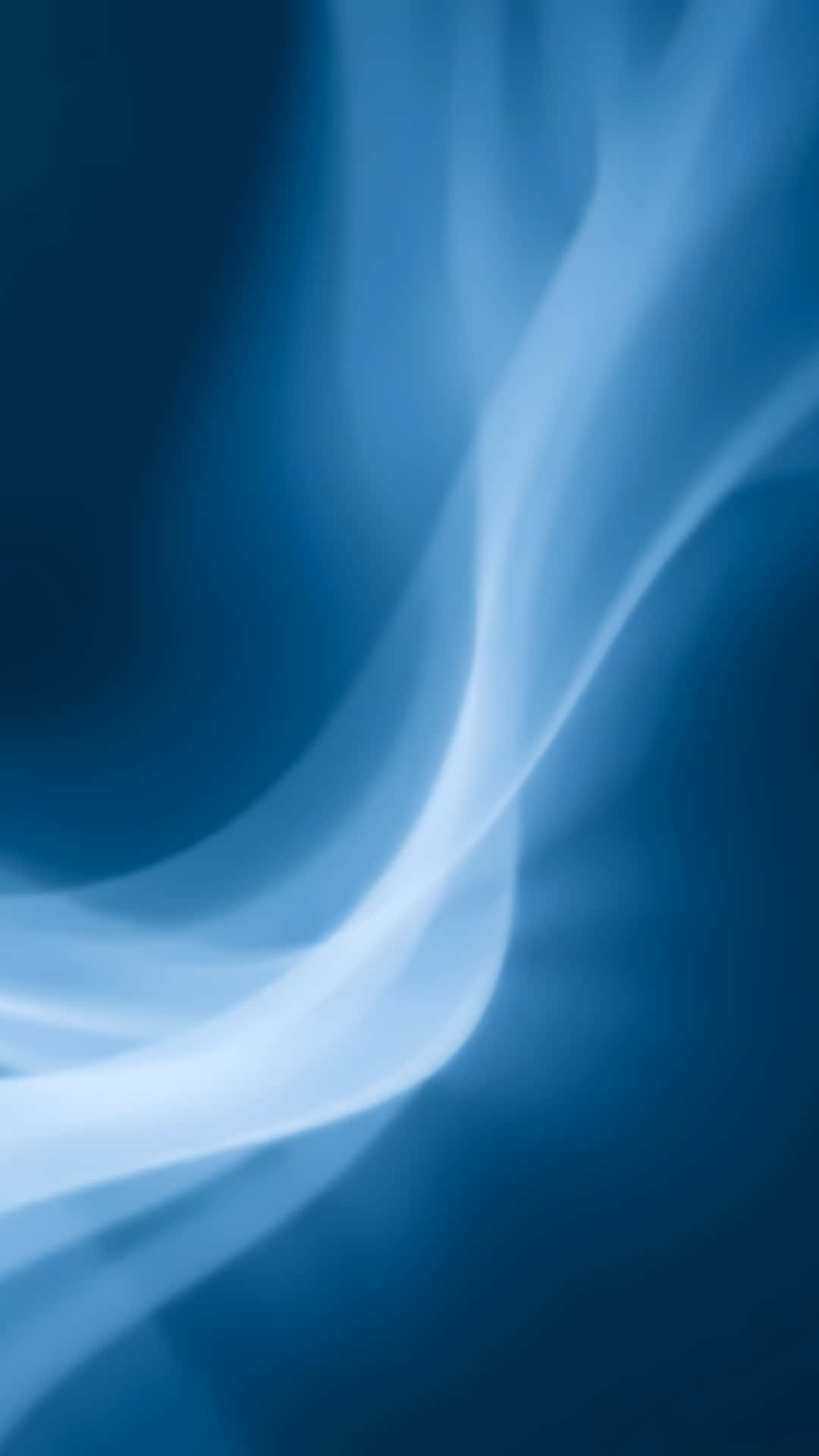 Soft Blue Abstract Flowing Light Waves 壁紙 — 柔和發光的藍色煙霧在深海軍藍背景下優雅地旋轉，營造出寧靜的抽象動感。