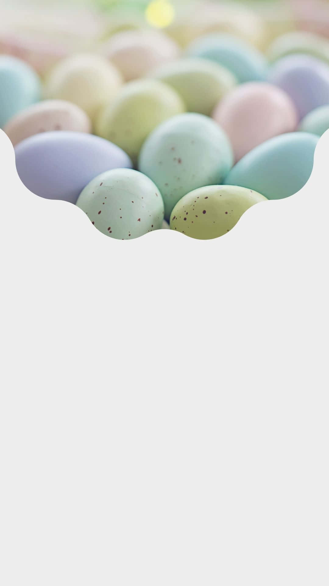 Easter Egg 桌布 壁紙 — 柔和白色背景上，扇貝形框架內放置著粉彩色的斑點蛋。