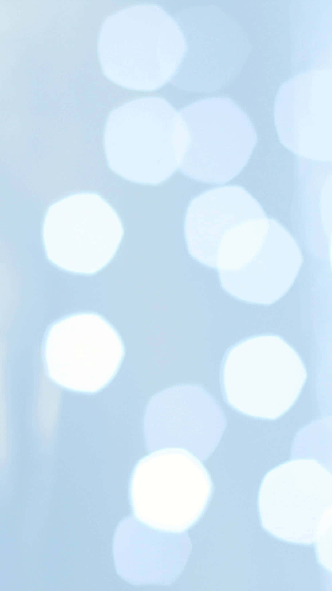 Bokeh 桌布 壁紙 — 柔和的六角形散景燈光在淡藍色背景上輕輕發光，營造出夢幻飄渺的氛圍。