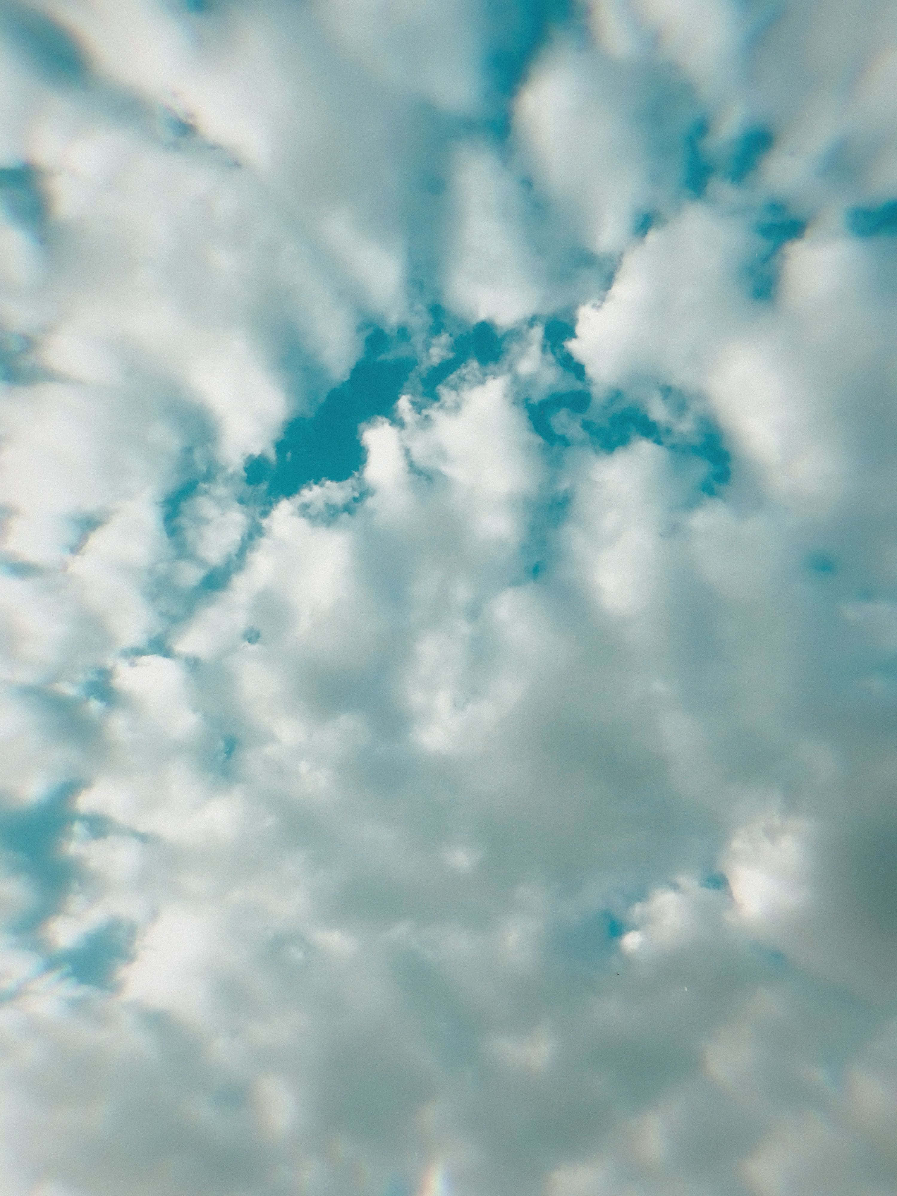 Blue Cloud 桌布 壁紙 — 柔和的天空，充滿蓬鬆的白雲，在充滿活力的藍色廣闊天空中飄蕩。