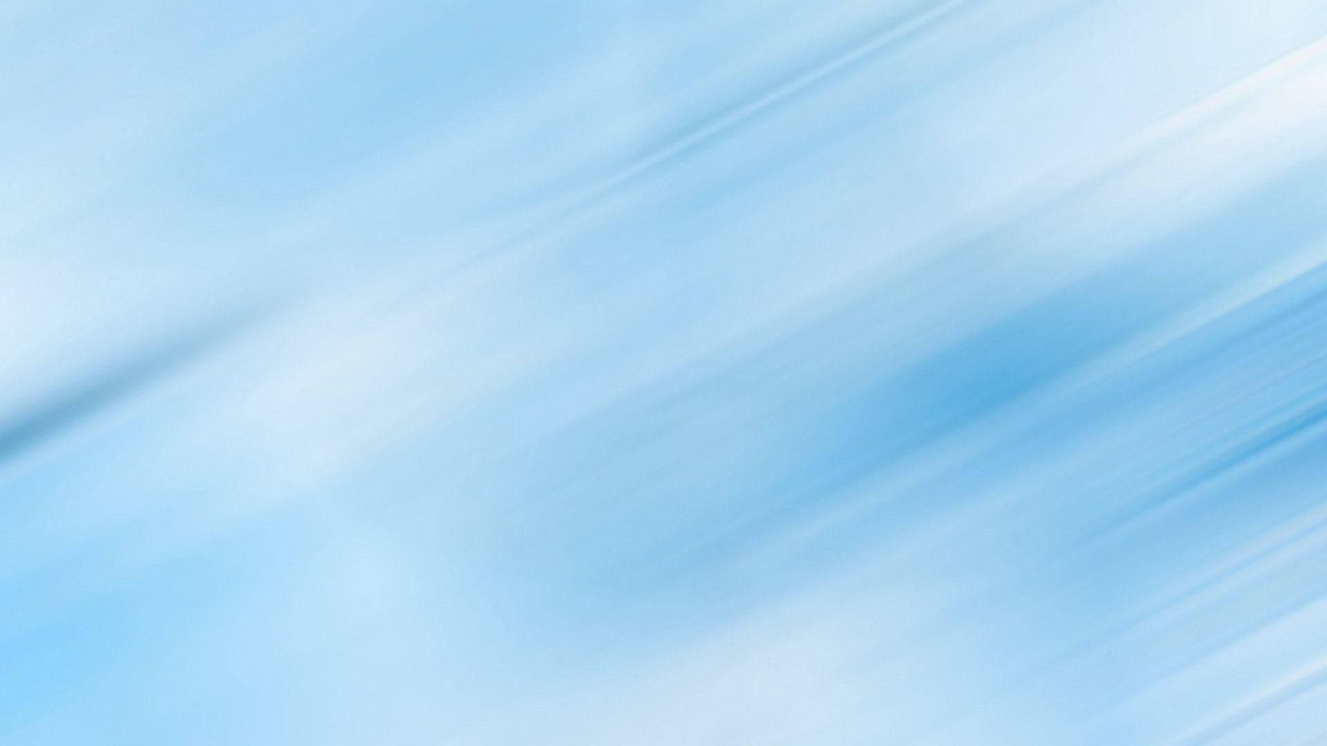 Blue Aesthetic Desktop 桌布 壁紙 — 柔和的天藍色和白色漸變，帶有對角線運動模糊條紋，營造出寧靜的抽象背景。