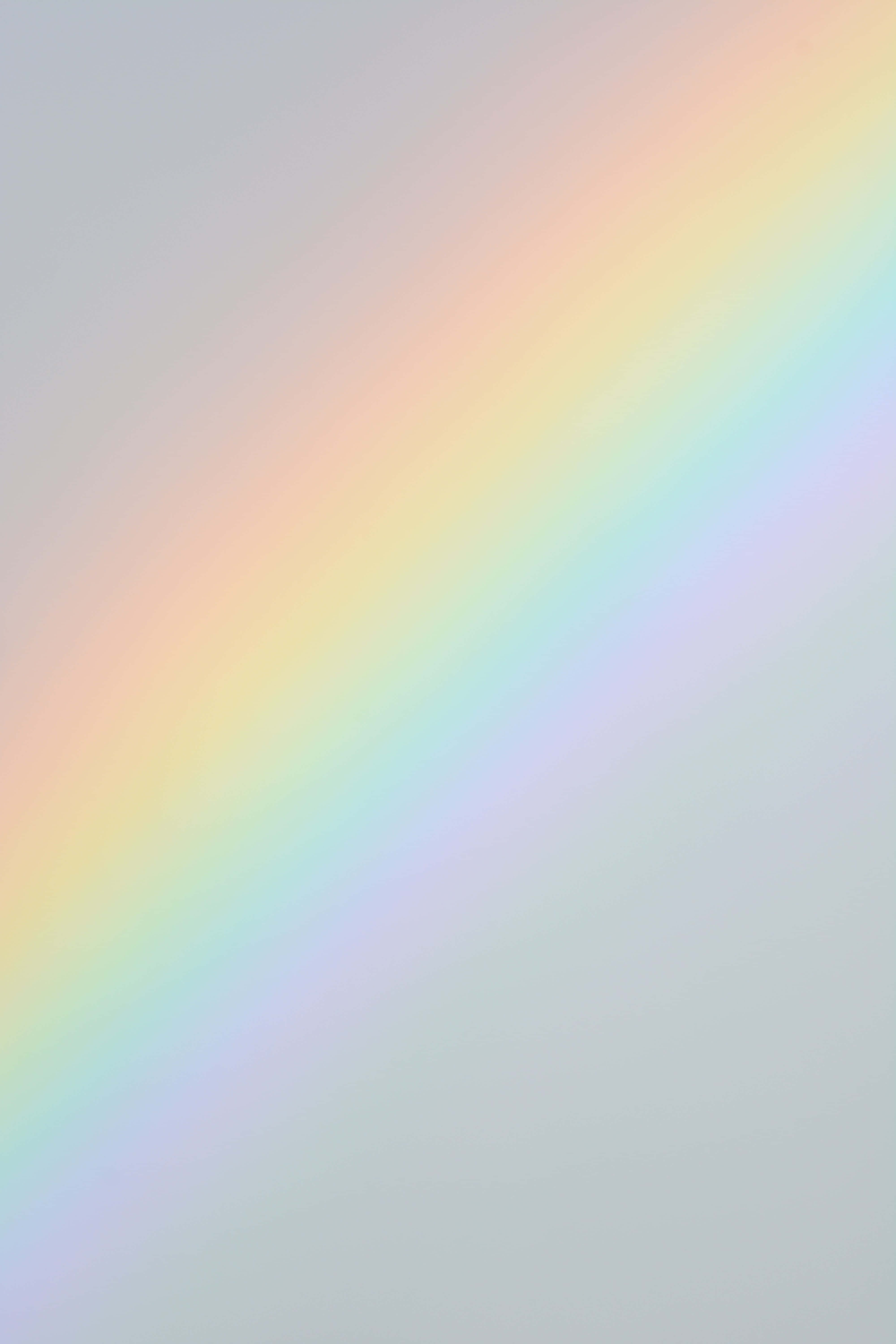 Cute Rainbow Pastel 桌布 壁紙 — 柔和的對角線彩虹漸層在柔和的灰色背景上掃過，帶有粉彩調。