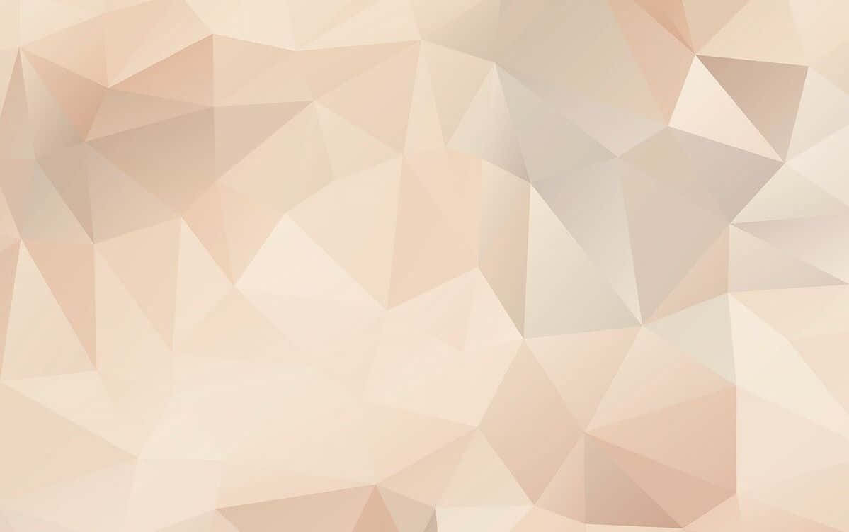 Nude Color 桌布 壁紙 — 柔和的抽象壁紙，以粉彩蜜桃米色三角形形成溫柔的幾何圖案。