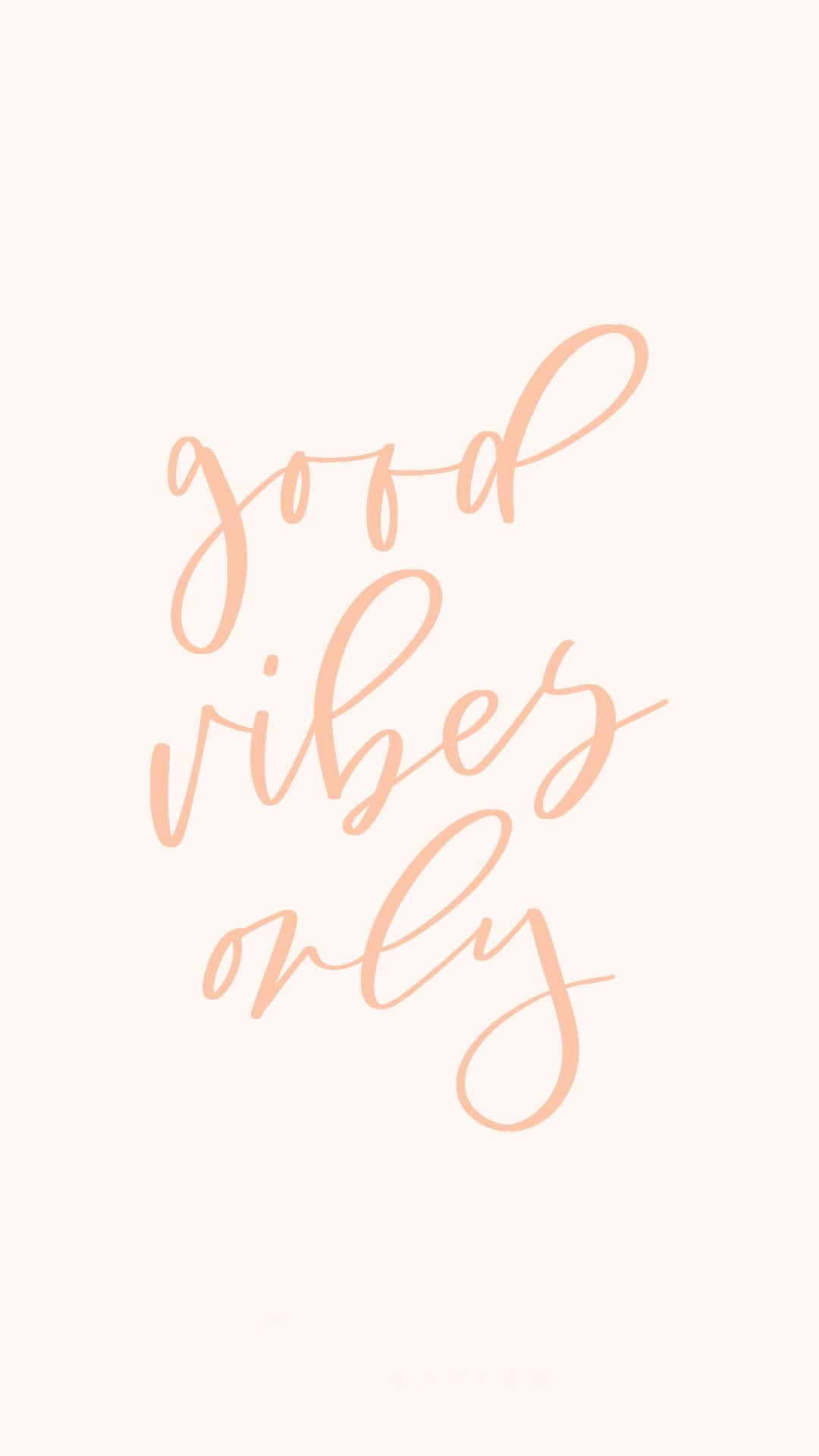 Quote 桌布 壁紙 — 柔和的桃色草書文字寫著 good vibes only，漂浮在奶油色米白背景上。
