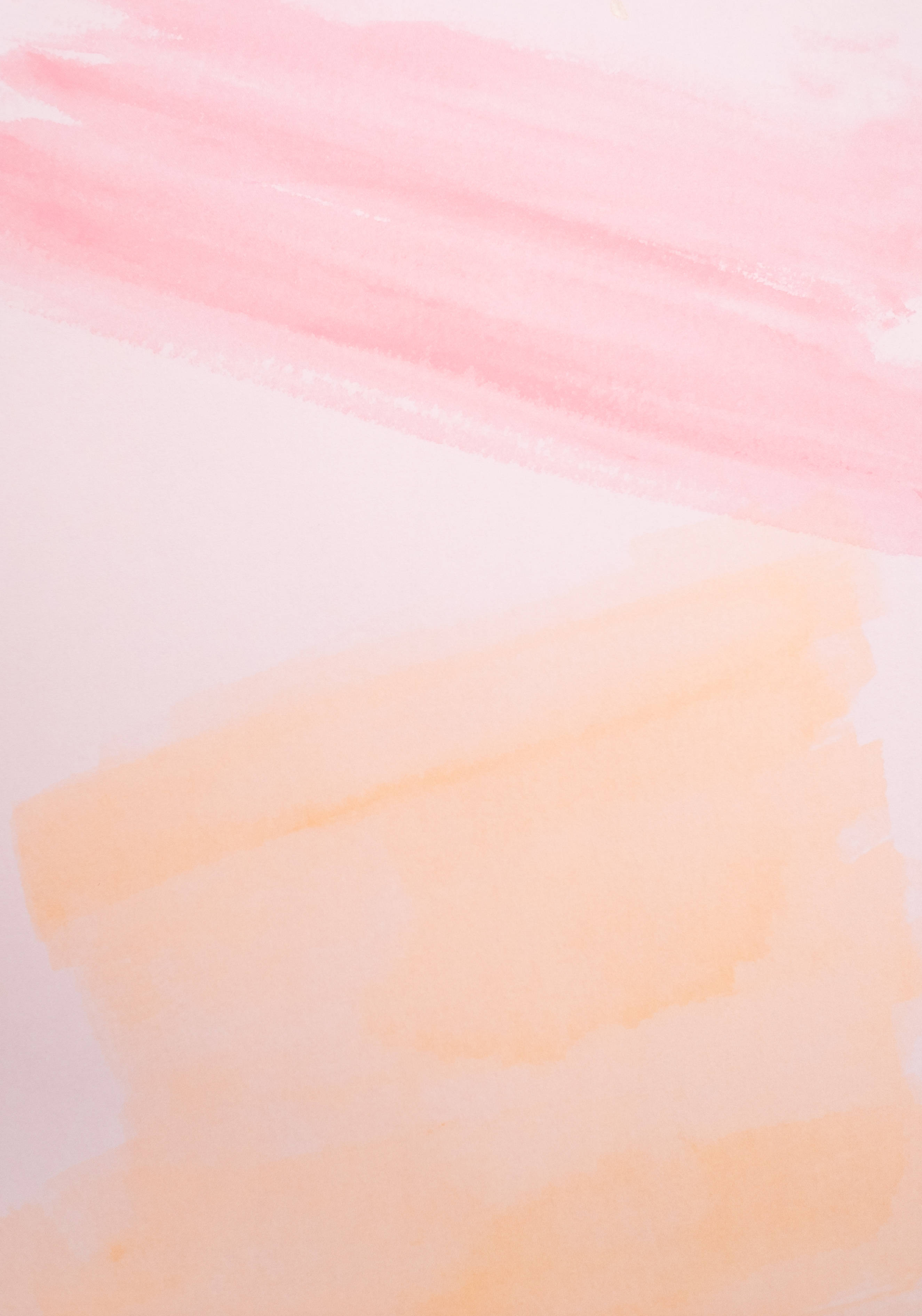 Beige Pastel 桌布 壁紙 — 柔和的水彩洗滌，粉紅與蜜桃色在淡色背景上以抽象筆觸輕輕融合。