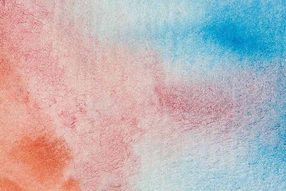 Painting 桌布 壁紙 — 柔和的水彩洗滌將珊瑚粉和天藍色混合在有紋理的紙張表面上。