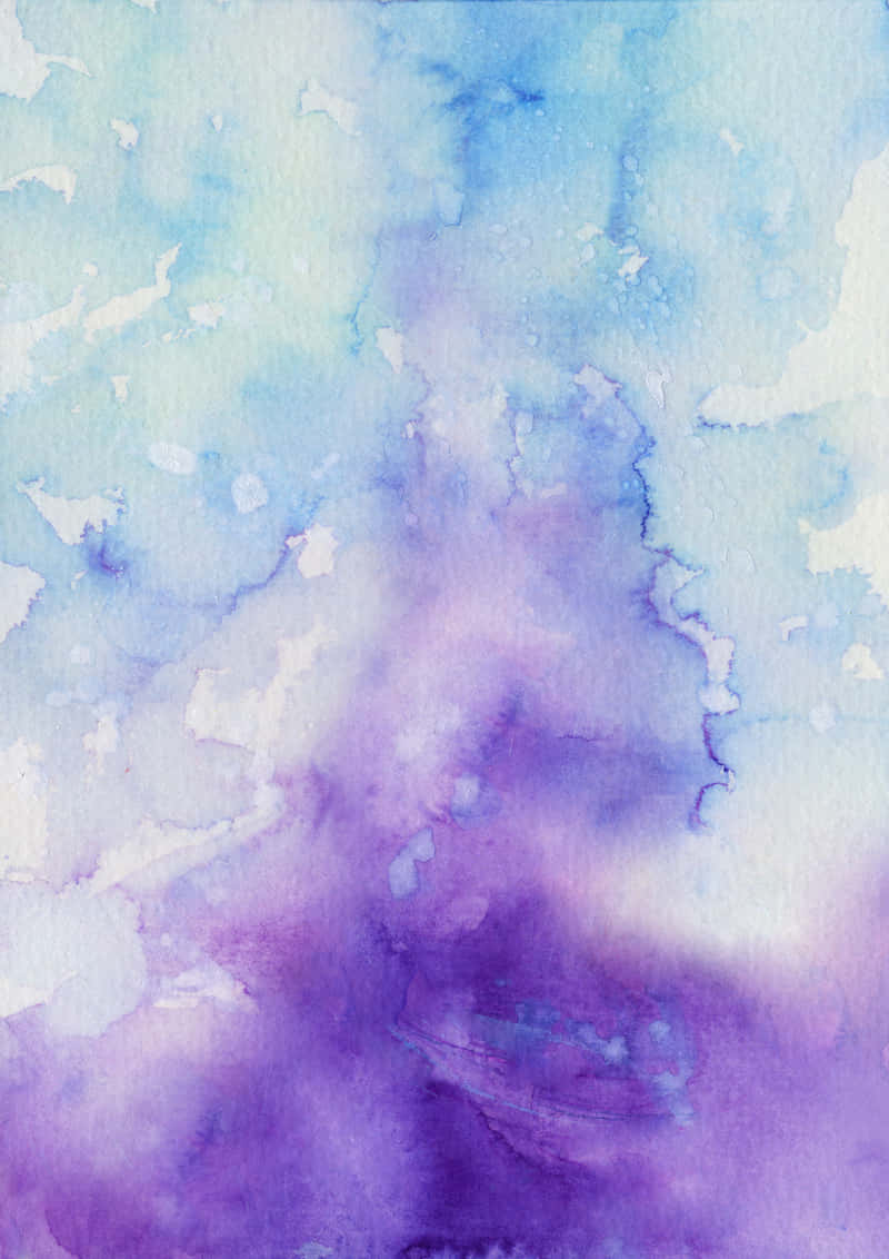 High Resolution Watercolor 桌布 壁紙 — 柔和的水彩洗滌混合薰衣草紫和天空藍，加上白色紋理筆觸，營造出夢幻般的抽象背景。