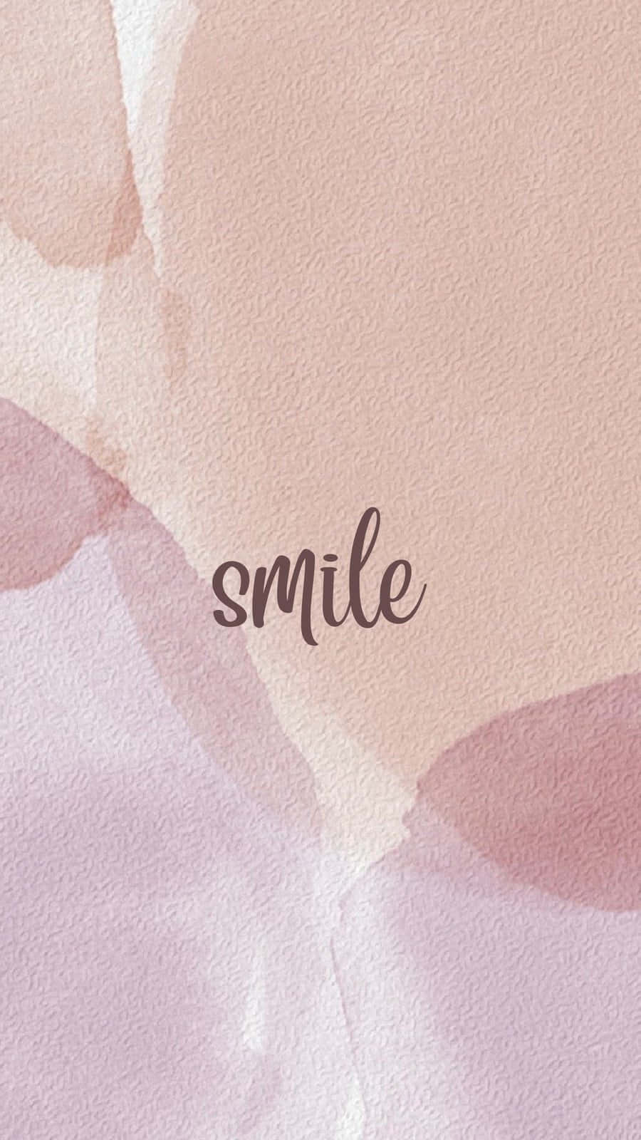 桌布 壁紙 — 柔和的水彩洗色，以腮紅和蜜桃色調，優雅地框住「smile」這個詞。