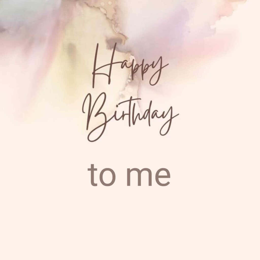 Happy Birthday To Me 桌布 壁紙 — 柔和的水彩洗色以粉彩調框住優雅的手寫文字，在奶油色背景上寫著「Happy Birthday to me」。