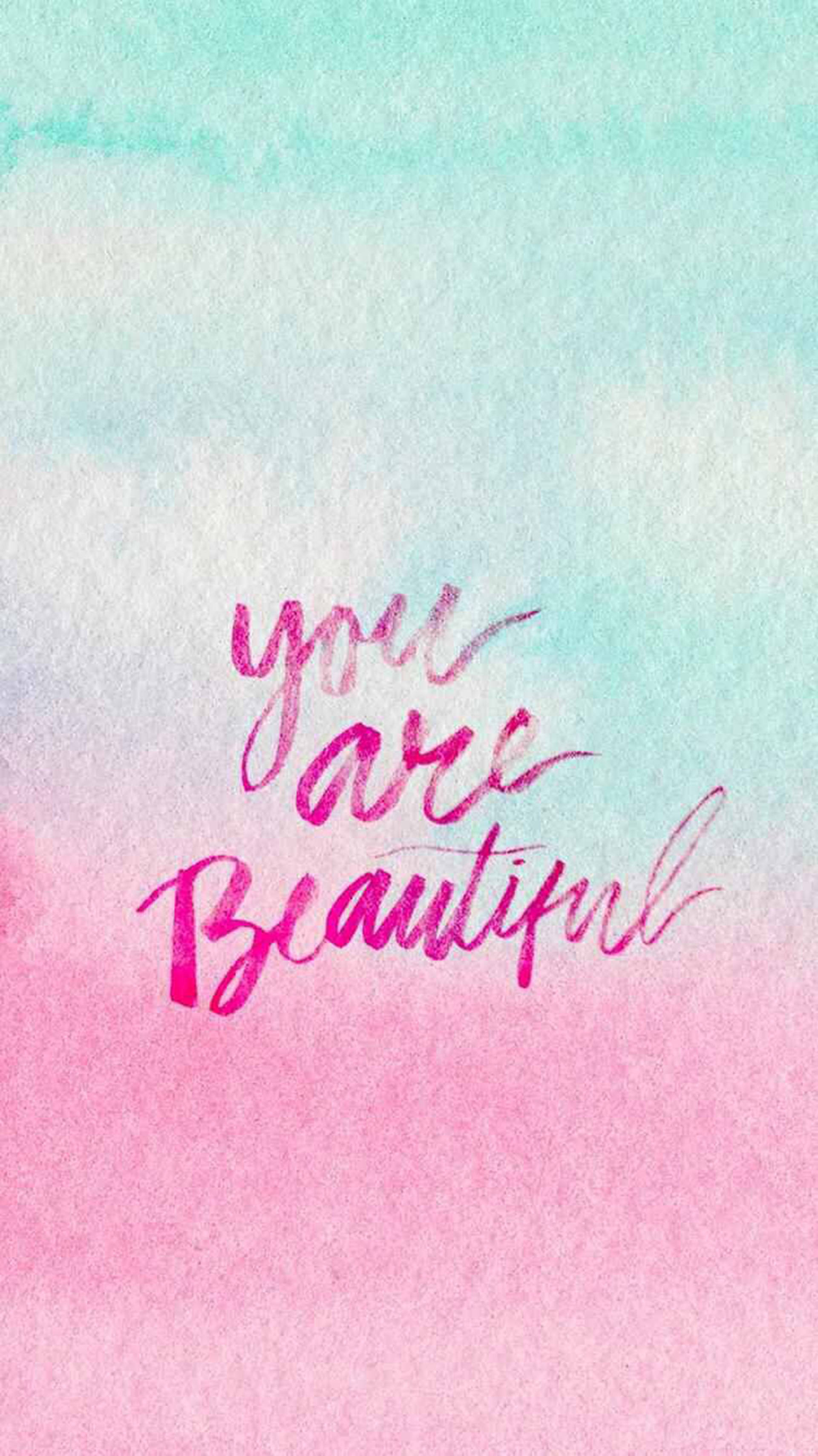 You Are Beautiful 桌布 壁紙 — 柔和的水彩漸變粉紅色和藍綠色，帶有優雅的手寫文字，寫著你很美麗。