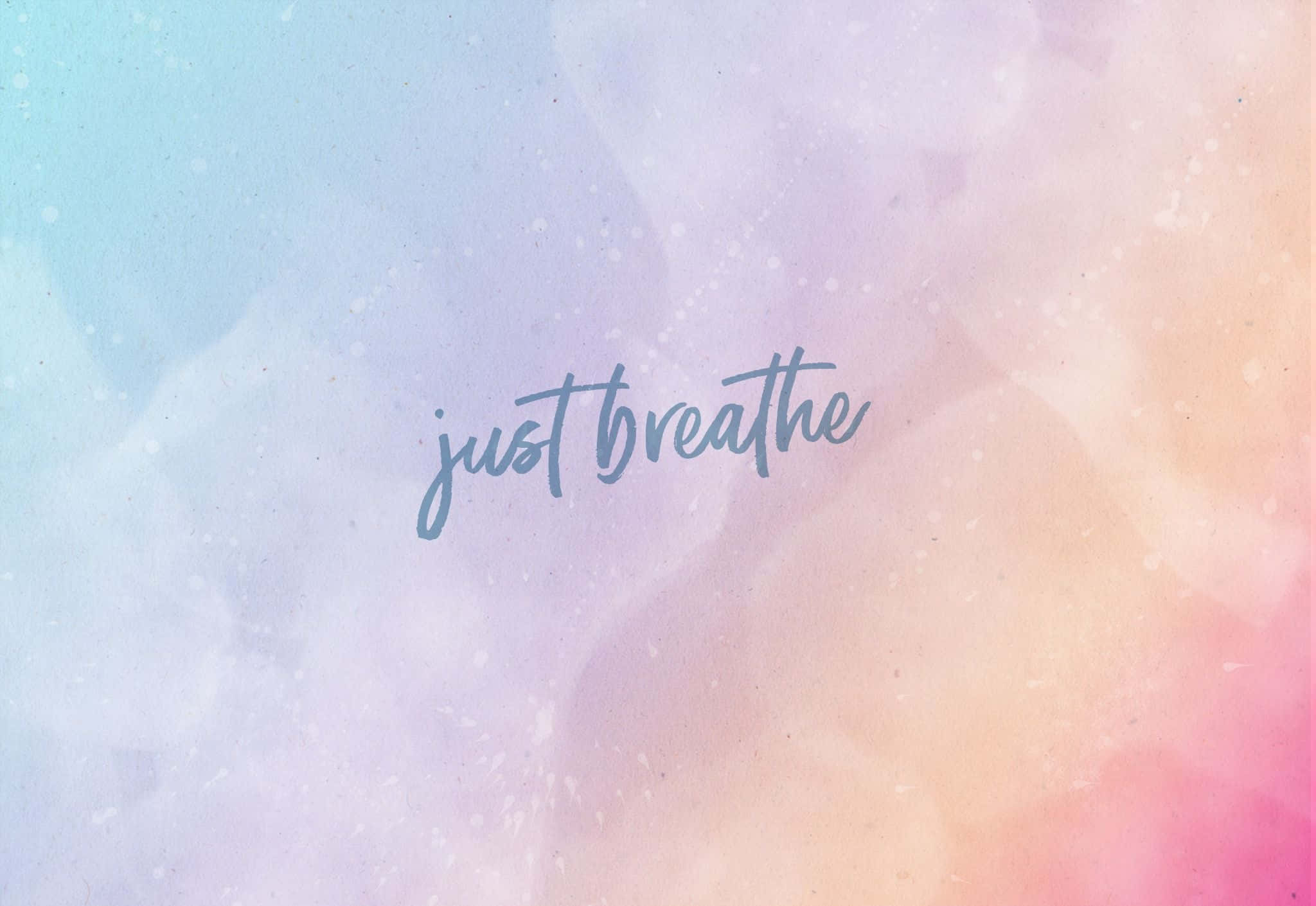 Pink And Blue Aesthetic 桌布 壁紙 — 柔和的水彩漸變色調，搭配粉彩色系，並以優雅手寫字體呈現「just breathe」字句。