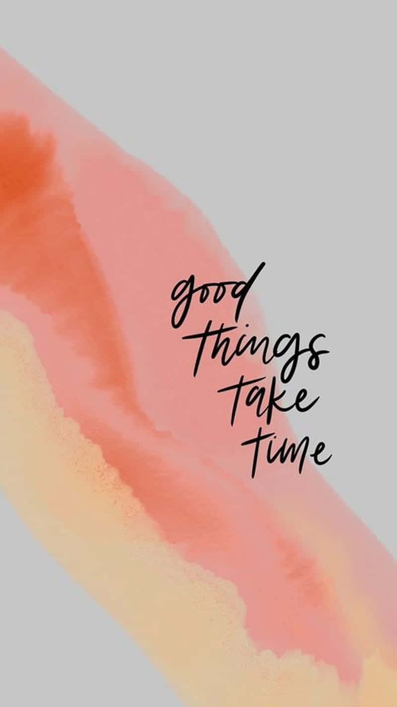 Good Things Are Coming 桌布 壁紙 — 柔和的水彩珊瑚和蜜桃色洗滌斜向流過柔和的灰色背景，並帶有手寫短語 good things take time。