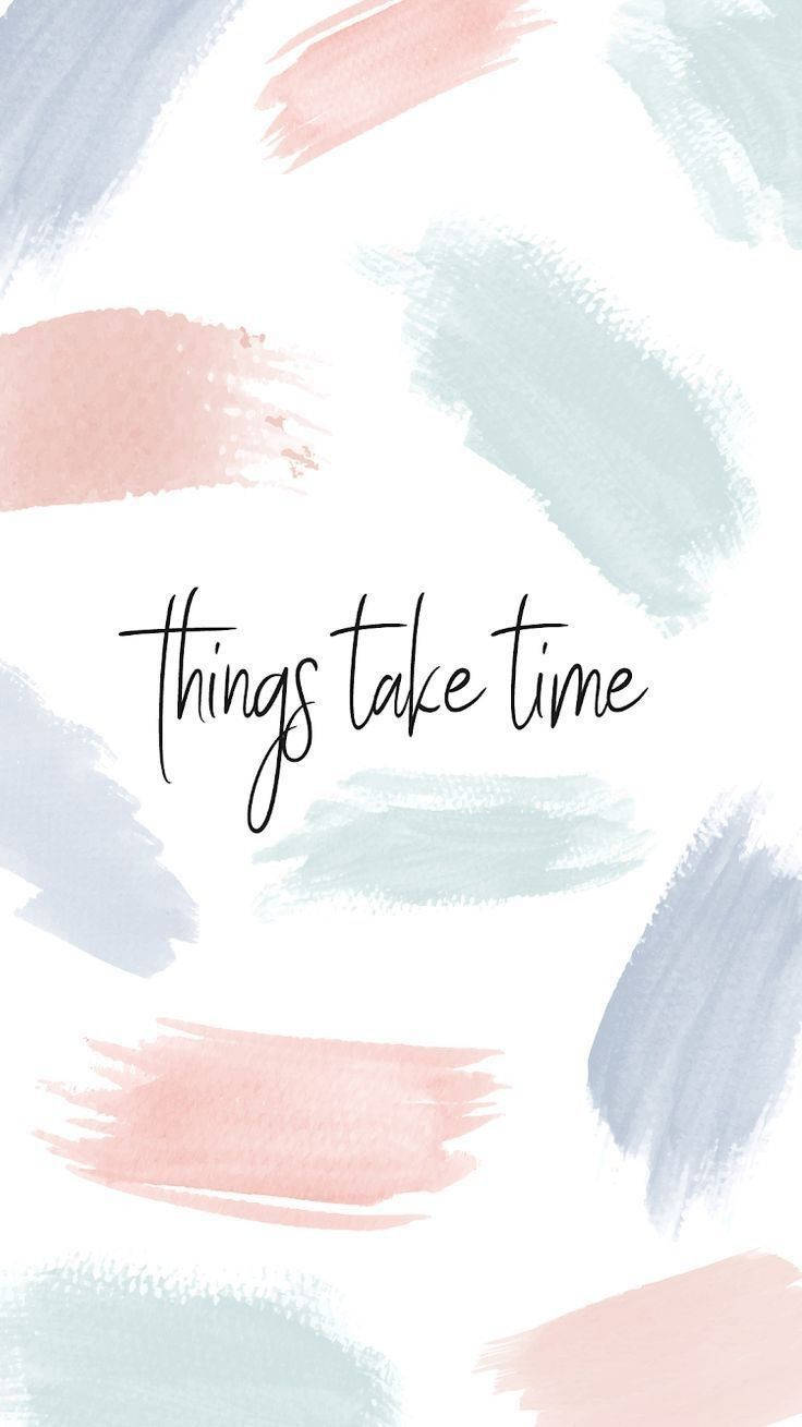柔和的水彩筆觸配上優雅字體的 'things take time' 句子。 — 勵志手機桌布 壁紙