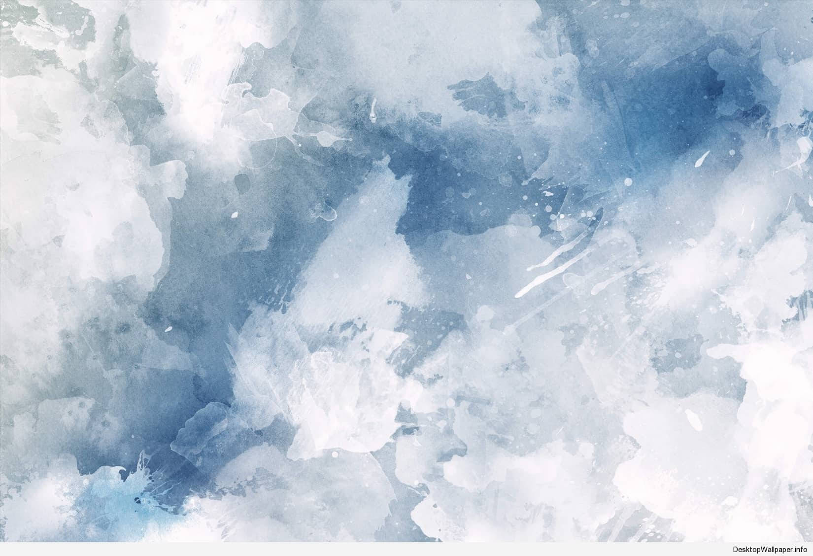 Watercolor 桌布 壁紙 — 柔和的水彩藍色和白色洗滌融合成抽象的雲狀形態，帶有紋理筆觸。