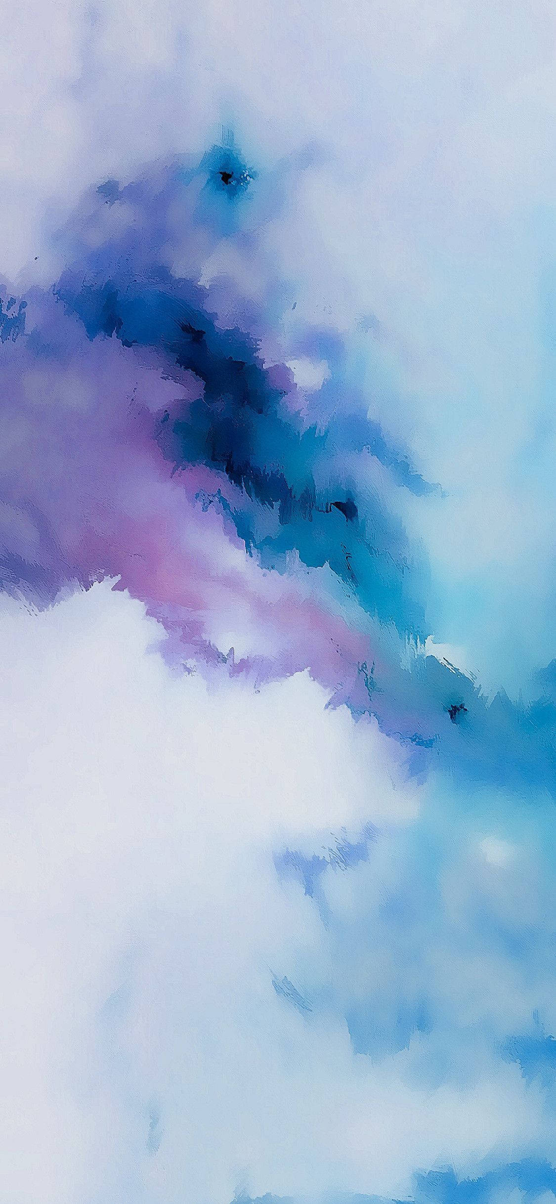 iPhone 桌布 壁紙 — 柔和的水彩雲朵在粉藍、紫和白色中旋轉，營造出夢幻飄渺的天空場景。