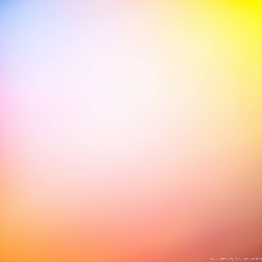 iPad Pro 桌布 壁紙 — 柔和的漸變天空從冷藍色過渡到溫暖的黃色和橙色色調。