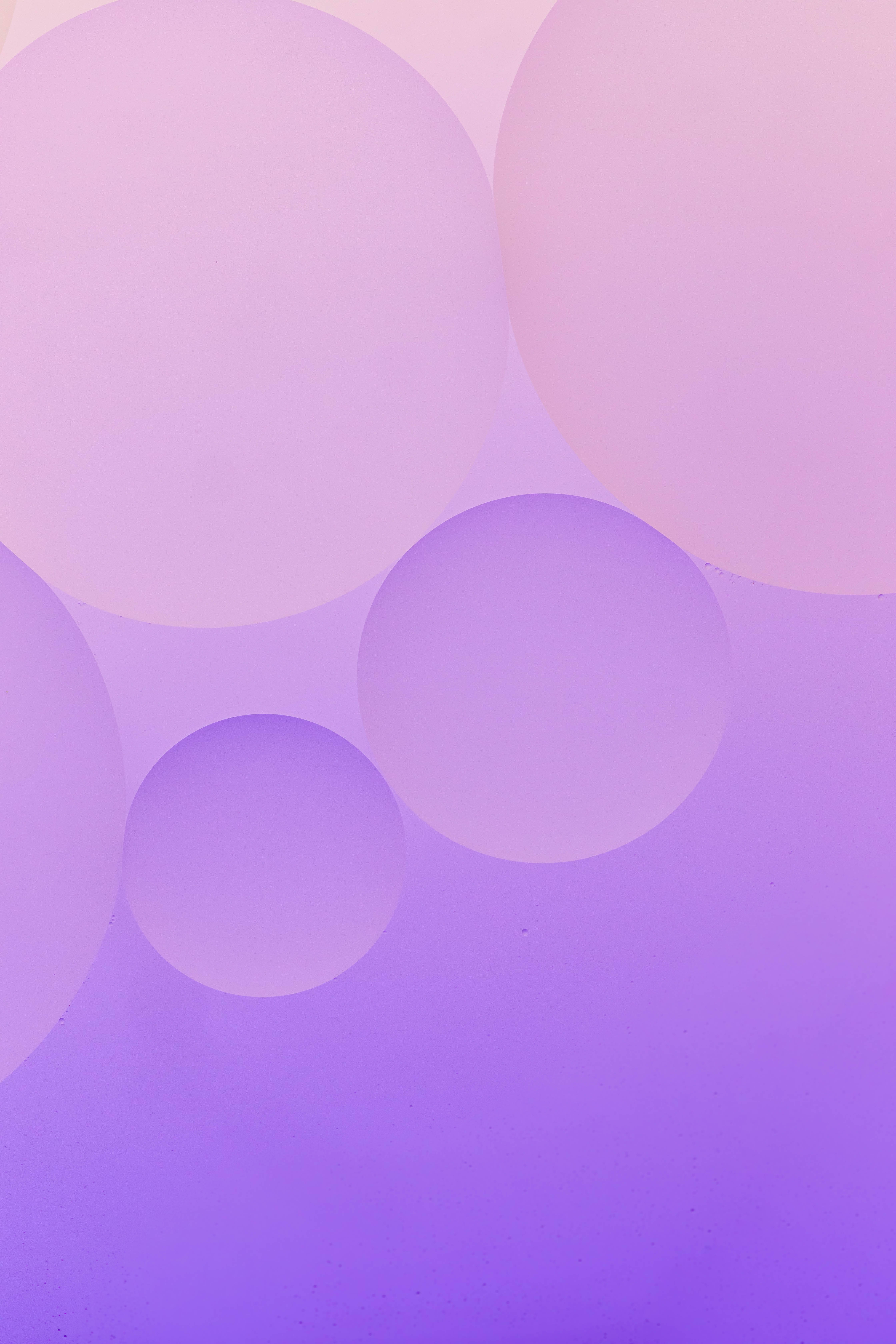 Bubbles 桌布 壁紙 — 柔和的漸變紫色背景，帶有重疊的半透明圓形形狀，營造出夢幻般的抽象構圖。