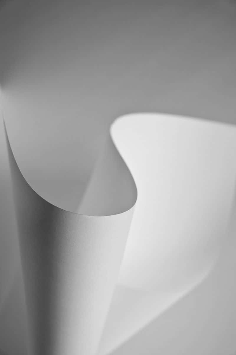 Minimalist Photography 桌布 壁紙 — 柔和的灰階紙張摺疊在極簡構圖中創造出優雅的曲線和微妙的陰影。