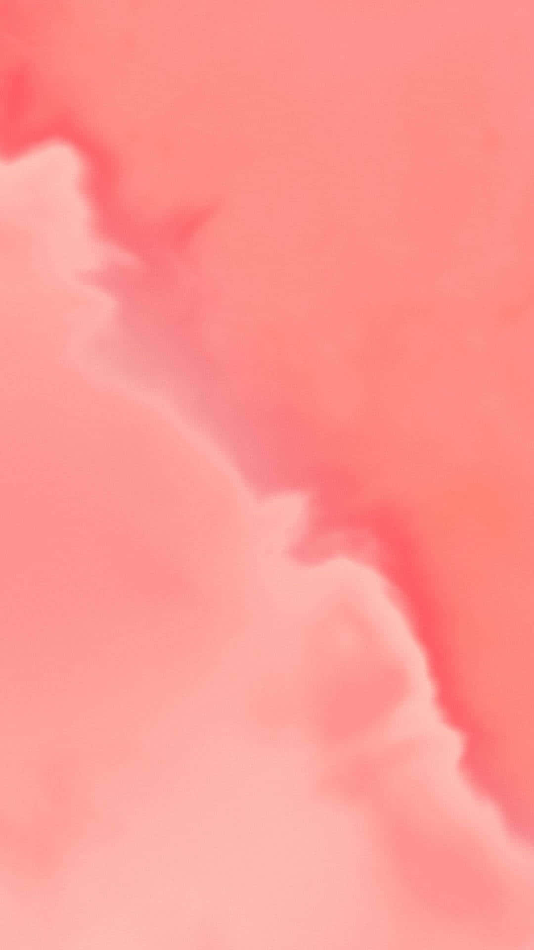 Pastel Red Aesthetic 桌布 壁紙 — 柔和的珊瑚粉色雲朵在夢幻的漸變天空中飄蕩，帶有柔和的水彩質感。