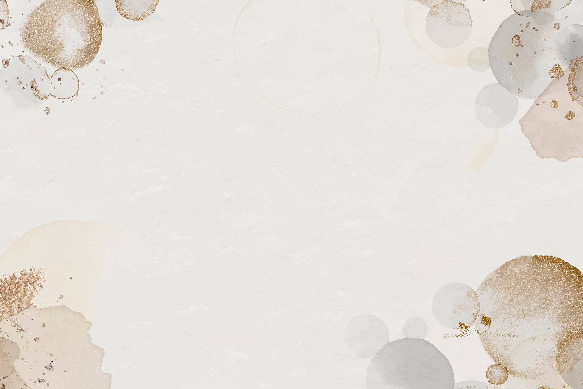 Beige Minimalist 桌布 壁紙 — 柔和的米色和金色水彩潑濺框住帶紋理的灰白色背景，形成極簡抽象構圖。