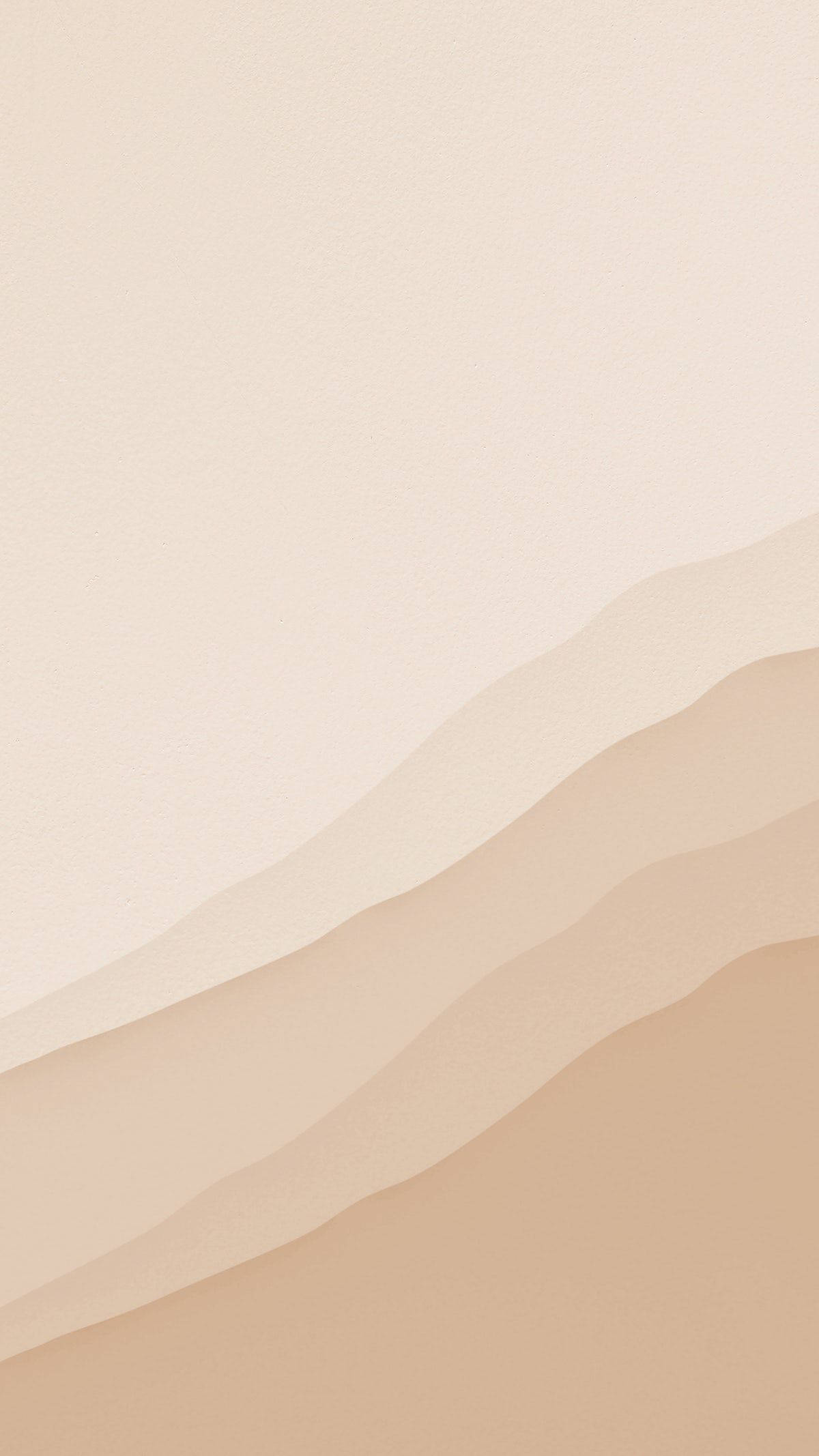 Beige iPhone 桌布 壁紙 — 柔和的米色抽象波浪在極簡漸變背景上對角流動。