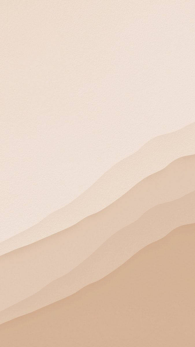 Beige Aesthetic Phone 桌布 壁紙 — 柔和的米色波浪沿對角線流過一個極簡漸變背景，帶有細微紋理。