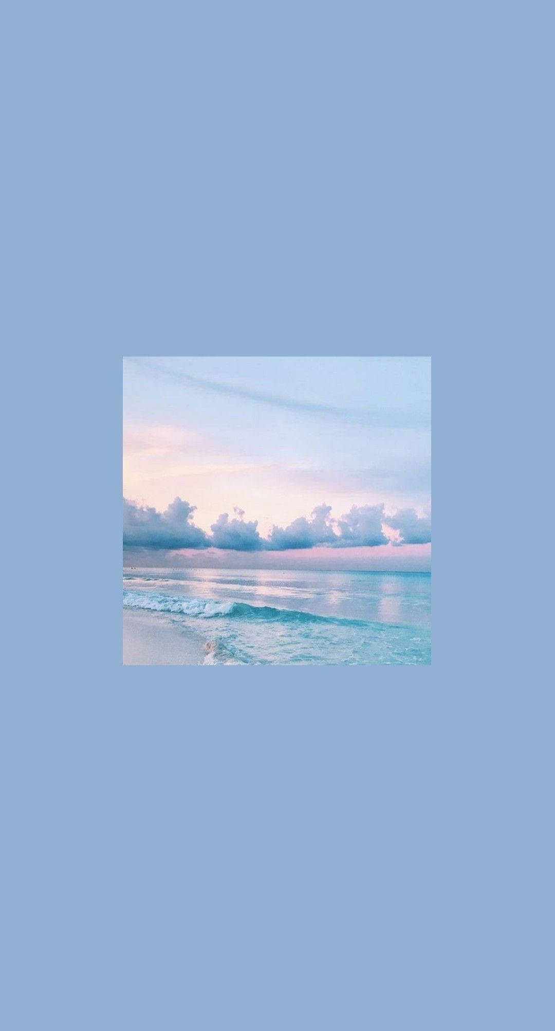 View 桌布 壁紙 — 柔和的粉彩天空在黃昏時分遇上溫柔的海浪，配以蓬鬆的雲朵和平靜的海水。