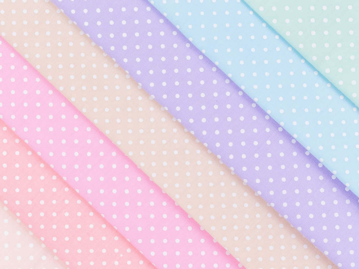 1440x1080 桌布 壁紙 — 柔和的粉彩布料，顏色包括粉紅、薰衣草、藍色和薄荷綠，帶有白色圓點，呈對角線扇形排列。