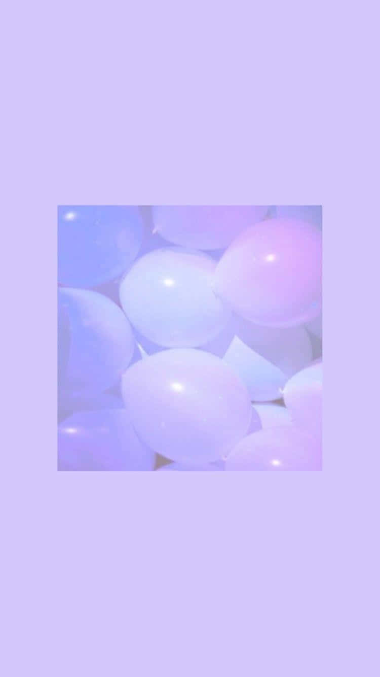 Cute Purple 桌布 壁紙 — 柔和的粉彩氣球在薰衣草和藍色中，在夢幻的紫色背景上輕輕發光。