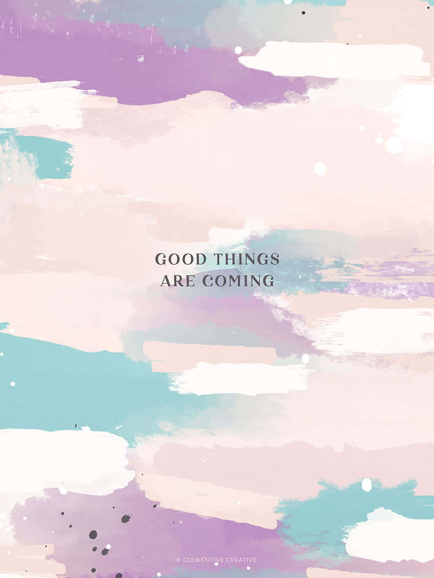 Good Things Are Coming 桌布 壁紙 — 柔和的粉彩水彩筆觸，以粉紅、紫色和藍綠色形成抽象背景，上面有文字好事即將來臨。