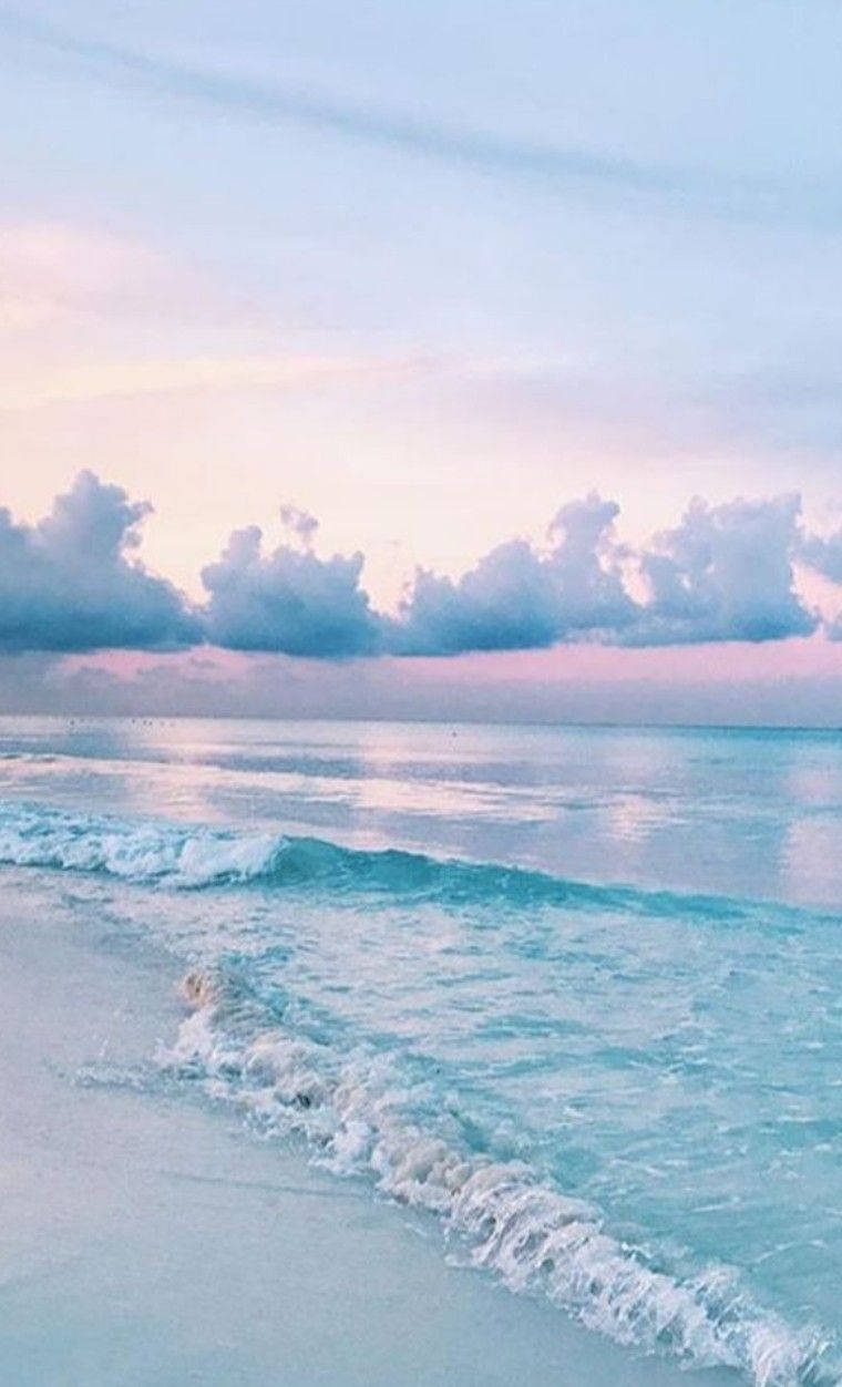 Calm Aesthetic 桌布 壁紙 — 柔和的粉彩波浪在夢幻的粉紅和藍色暮色天空下，滾動到寧靜的海灘上。
