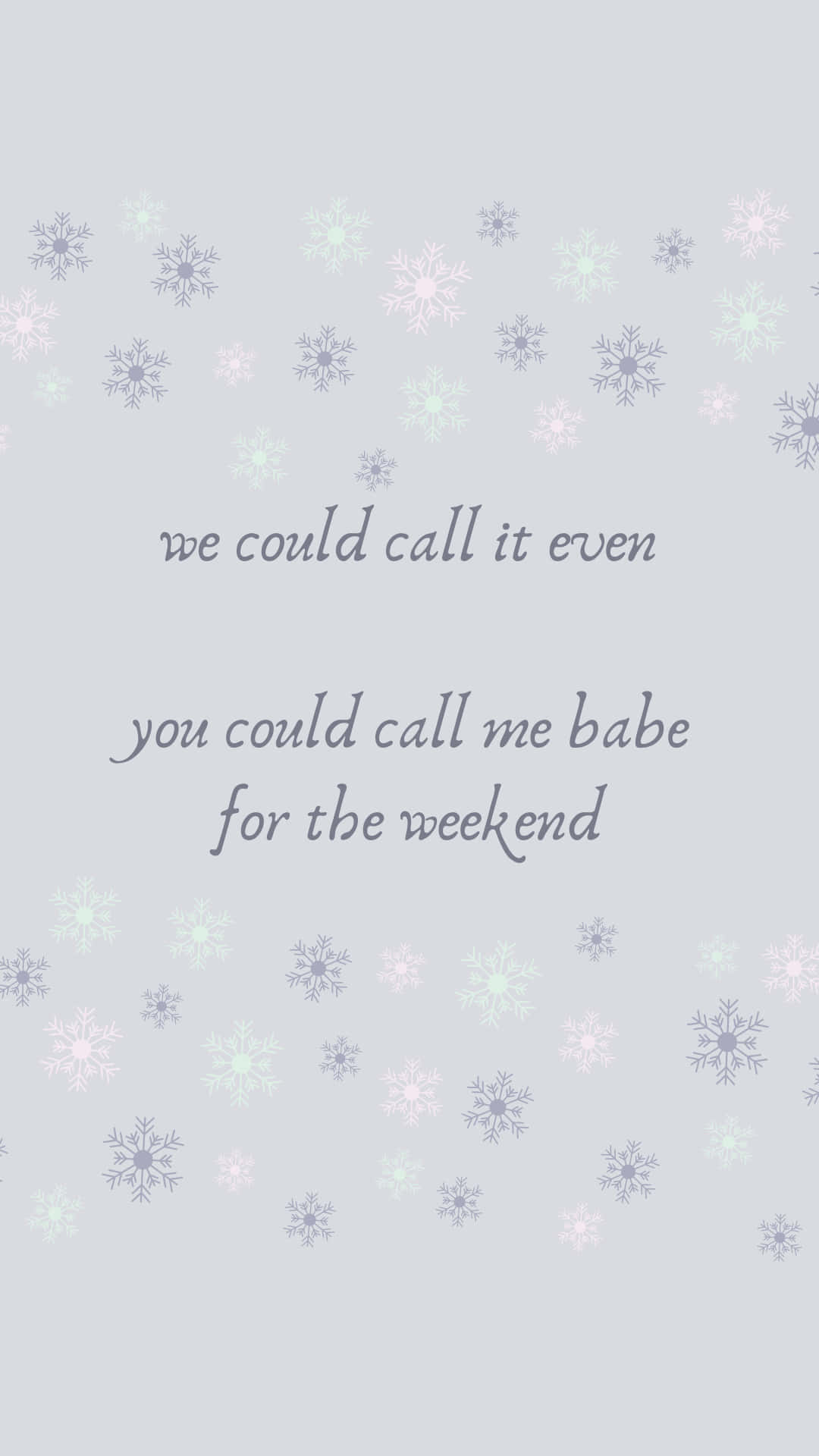 Taylor Swift Lyrics 桌布 壁紙 — 柔和的粉彩色雪花在淺灰色背景上輕輕飄落，搭配浪漫的手寫文字。
