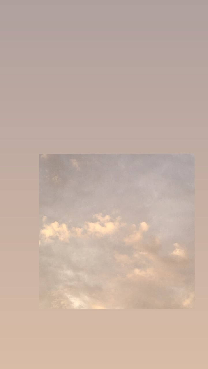 美學米色 桌布 壁紙 — 柔和的粉彩雲在柔和的天空上溫暖地發光，構成寧靜的黃昏場景。
