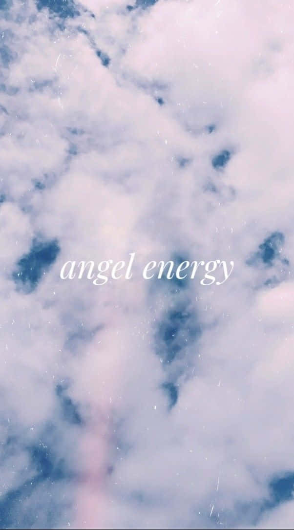 Angel Aesthetic Clouds 桌布 壁紙 — 柔和的粉彩雲朵在夢幻的天空中飄移，帶有溫柔的粉紅和藍色調，以及白色的天使能量文字漂浮。