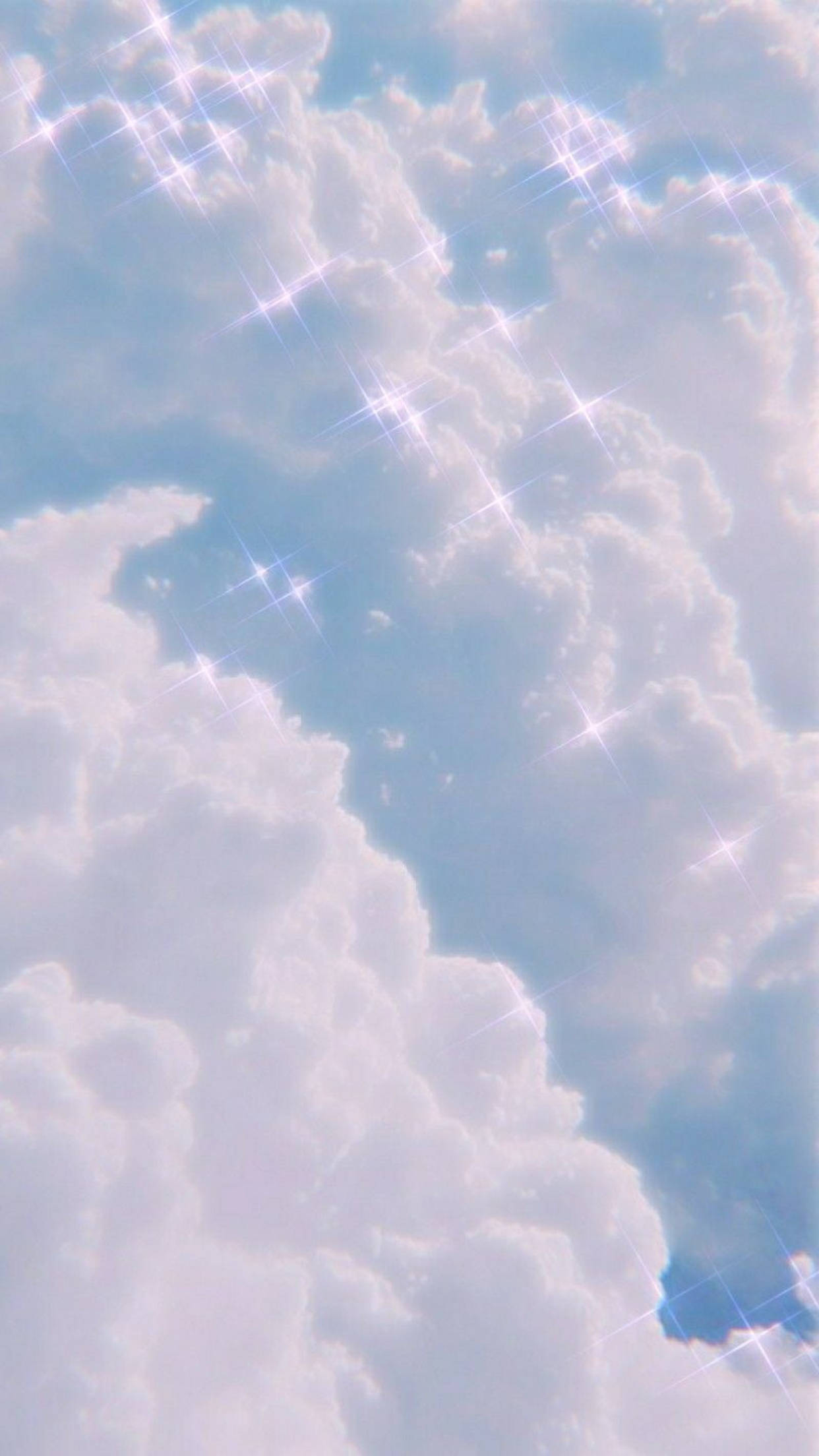 iPhone 桌布 壁紙 — 柔和的粉彩雲朵在寧靜的天空中飄移，帶有閃爍的星爆效果捕捉陽光。