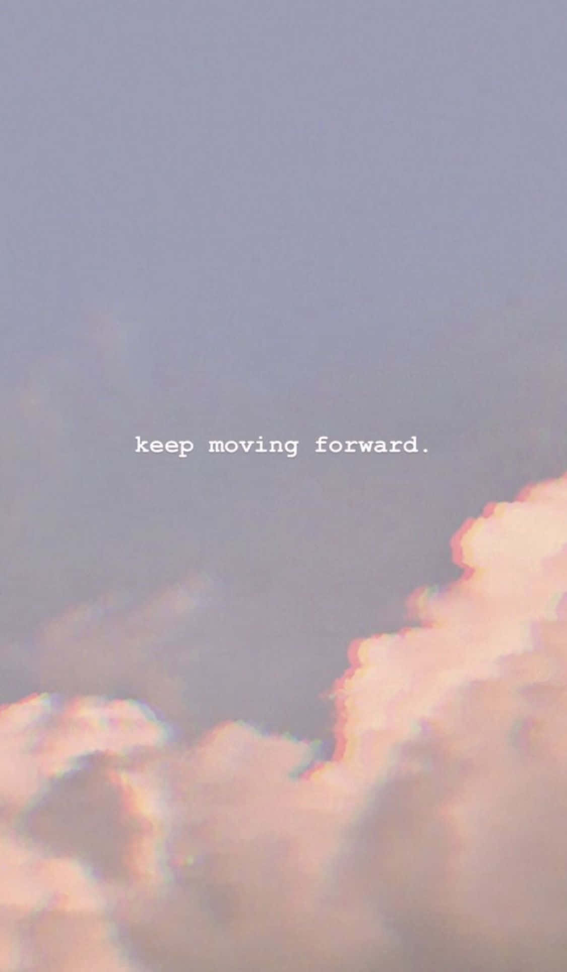 Keep Going 桌布 壁紙 — 柔和的粉彩雲朵在朦朧的天空下閃耀著粉紅色和薰衣草色，並帶有文字 keep moving forward。