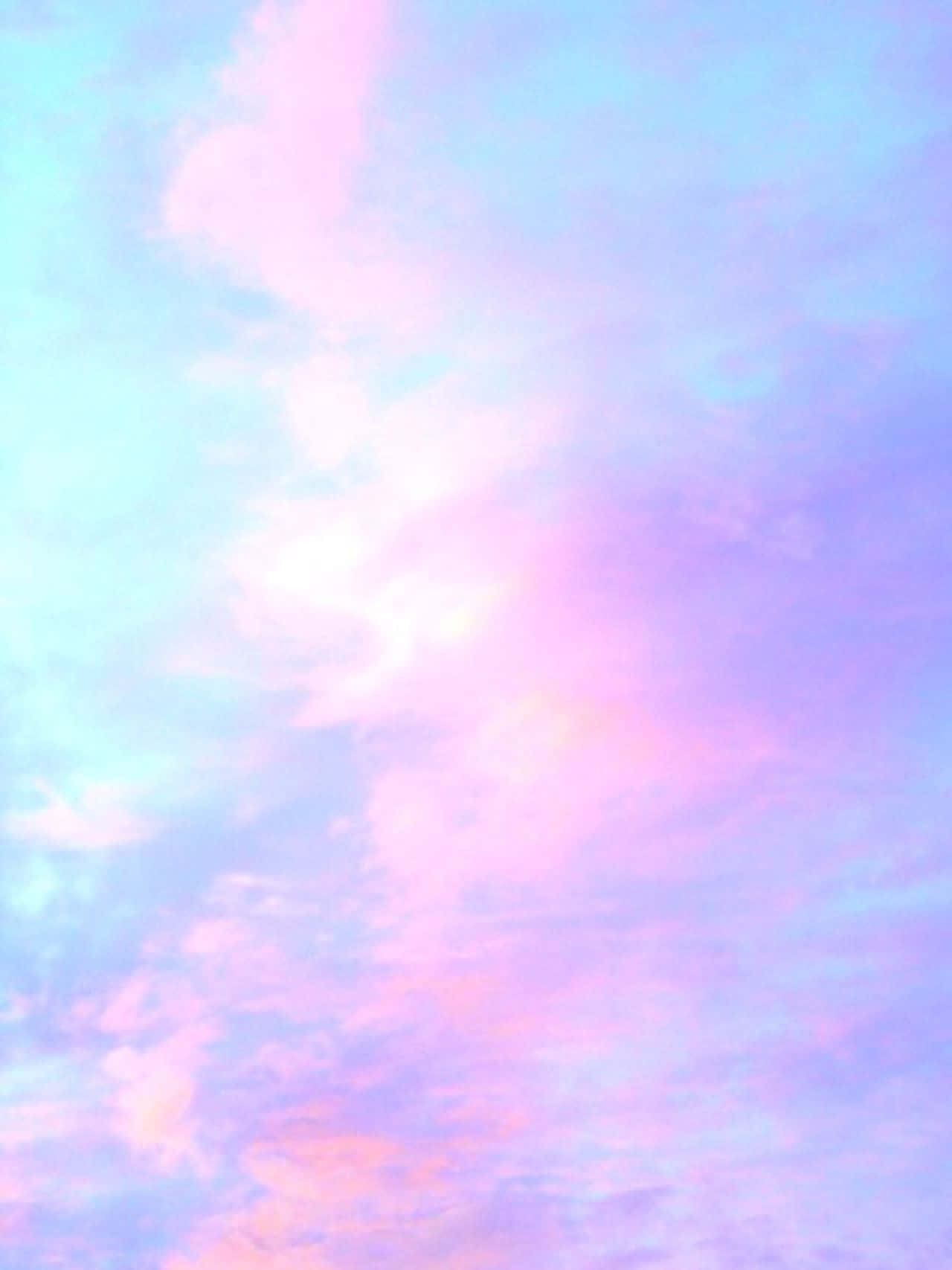 Clouds Aesthetics 桌布 壁紙 — 柔和的粉彩雲朵在粉紅、藍色和薰衣草色的溫柔漸變中，在夢幻的天空中盤旋。