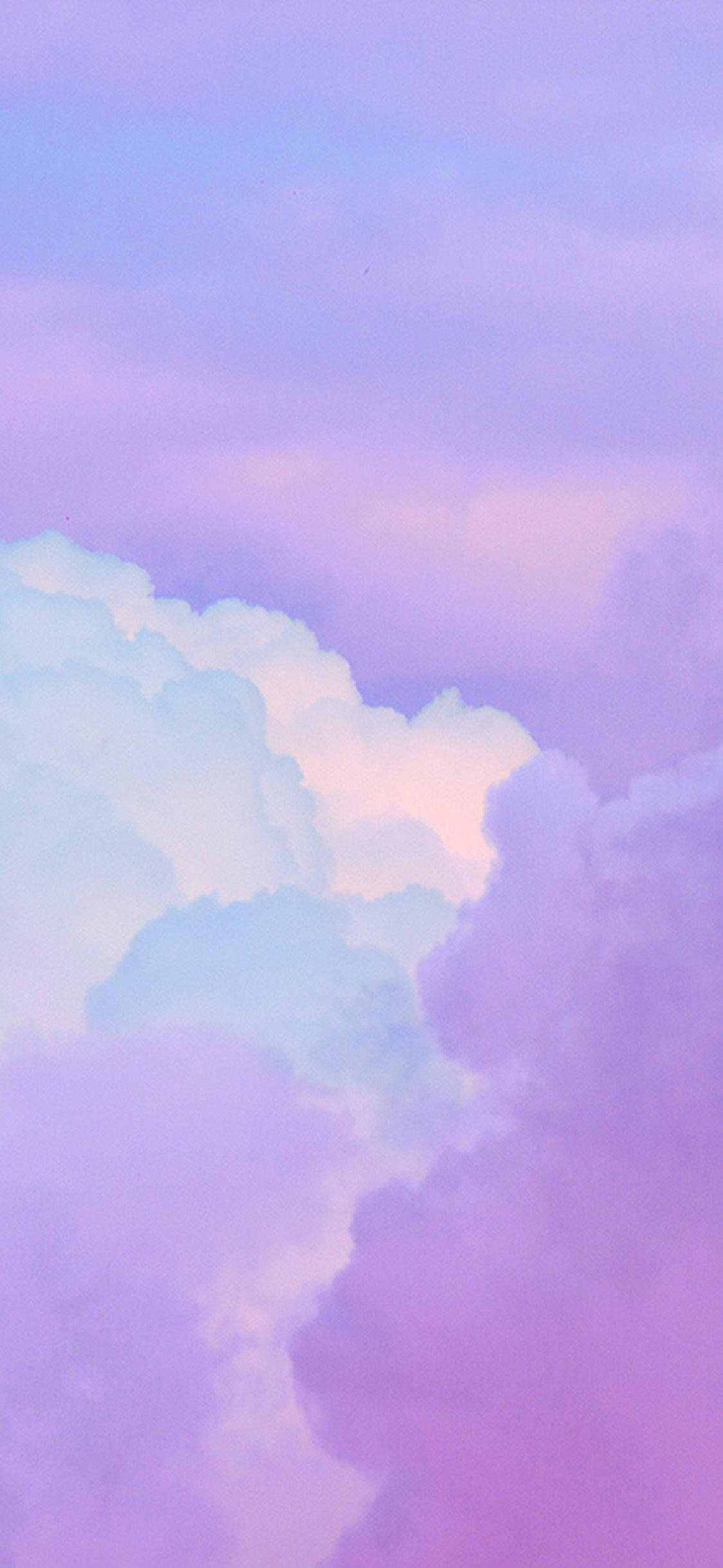 Purple Clouds 桌布 壁紙 — 柔和的粉彩雲朵在薰衣草粉紅和藍色中夢幻地融合在寧靜的天空中。