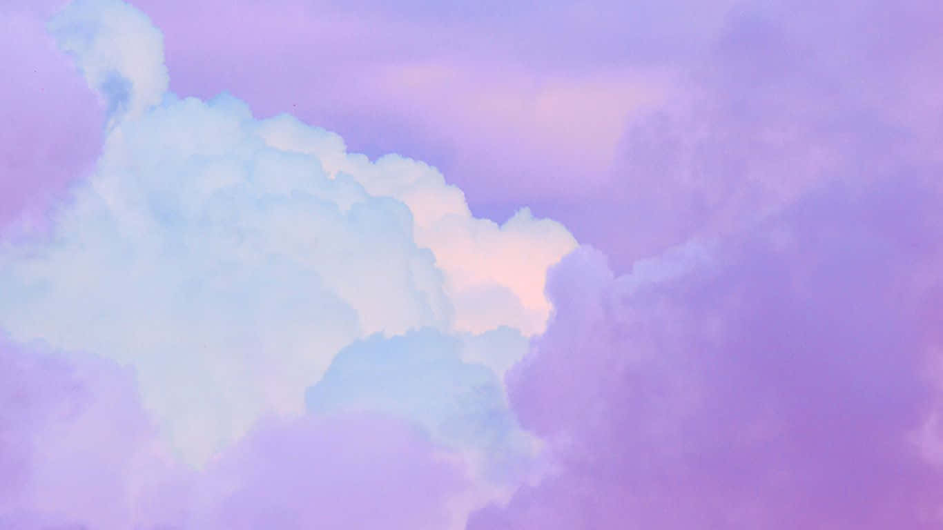 Lock Screen iPhone 桌布 壁紙 — 柔和的粉彩雲朵在薰衣草色和嬰兒藍中飄過夢幻般的天空，帶有溫柔的水彩混合效果。