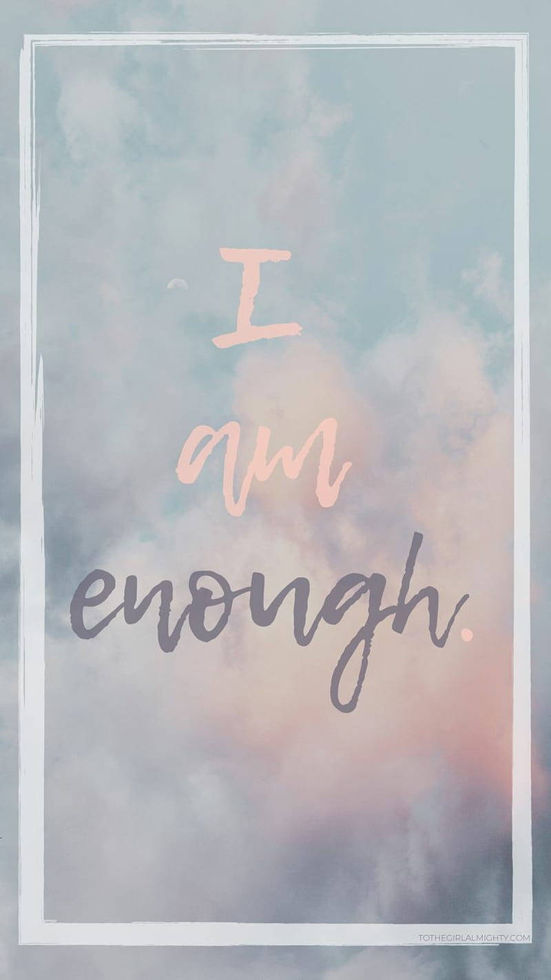 肯定語 桌布 壁紙 — 柔和的粉彩雲朵為手寫的 'I am enough' 句子（桃色和灰色）營造出夢幻般的背景。