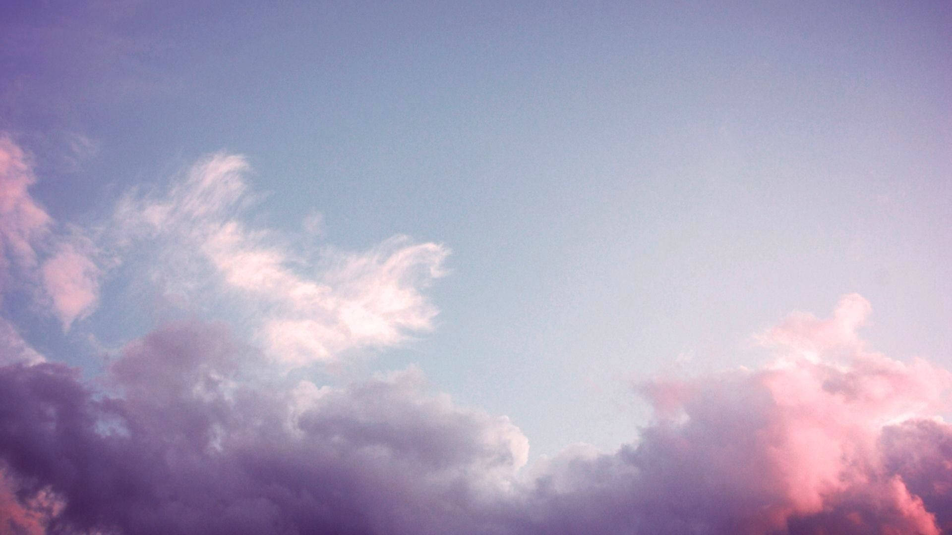 Aesthetic Clouds 桌布 壁紙 — 柔和的粉彩雲朵飄過以薰衣草、粉紅和淡藍色調繪製的暮色天空。
