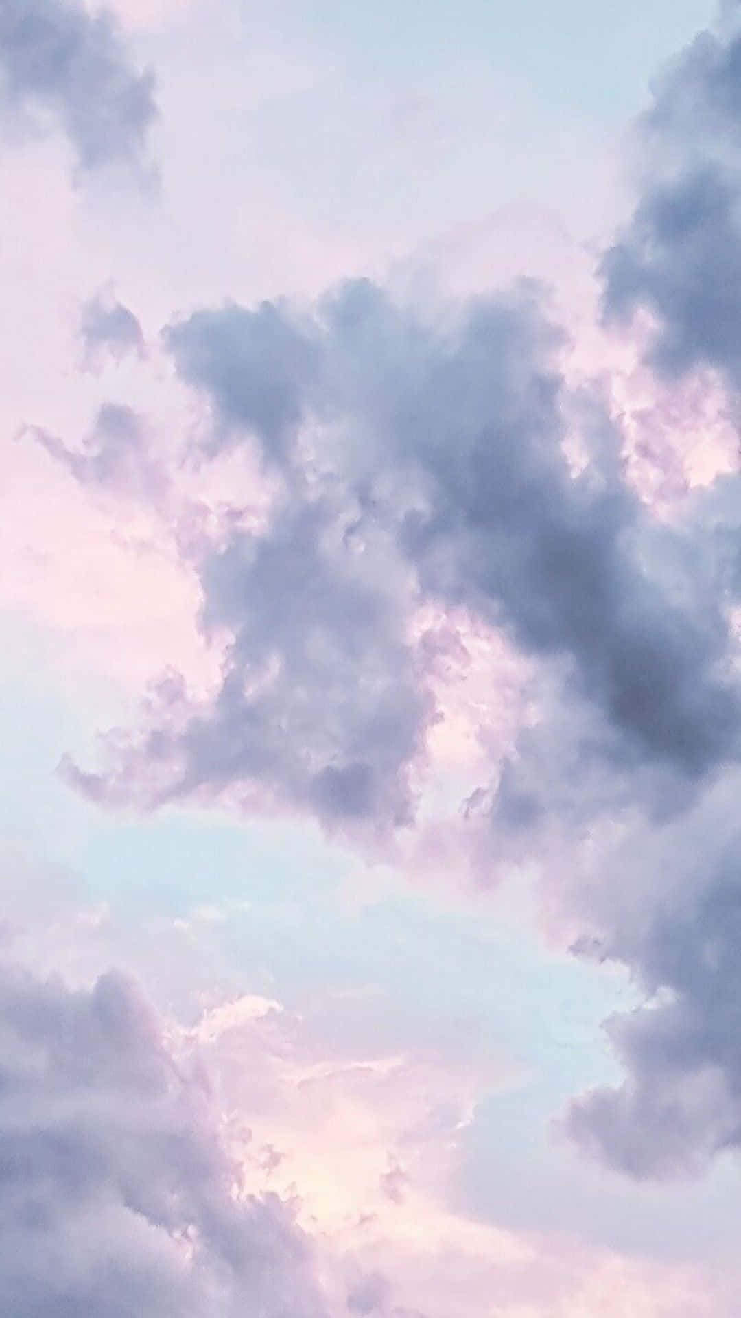 Clouds Aesthetic Tumblr 桌布 壁紙 — 柔和的粉彩雲飄過融合了薰衣草藍和蜜桃色調的暮色天空。