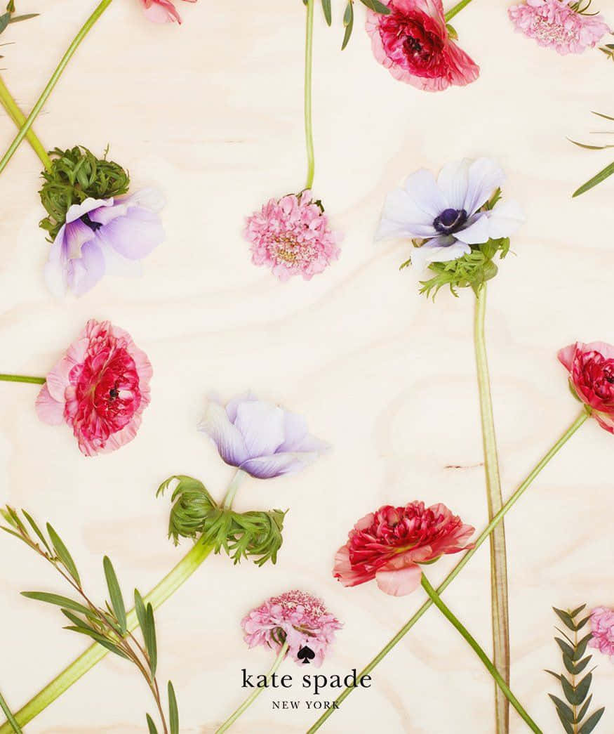 kate spade 桌布 壁紙 — 柔和的粉紅、紫和白花，配上綠色莖幹，排列在柔軟的奶油色背景上。