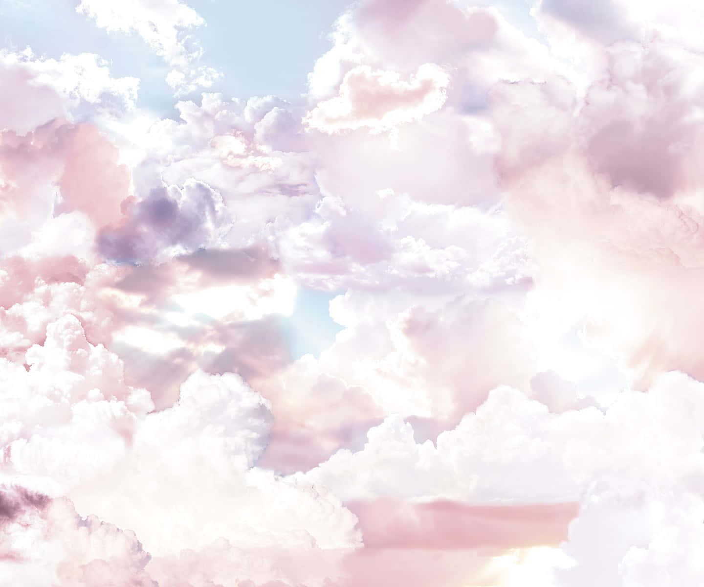 Heavenly Clouds 桌布 壁紙 — 柔和的粉紅、薰衣草和白色粉彩雲朵在明亮的天空中飄移，溫柔的陽光穿透其中。