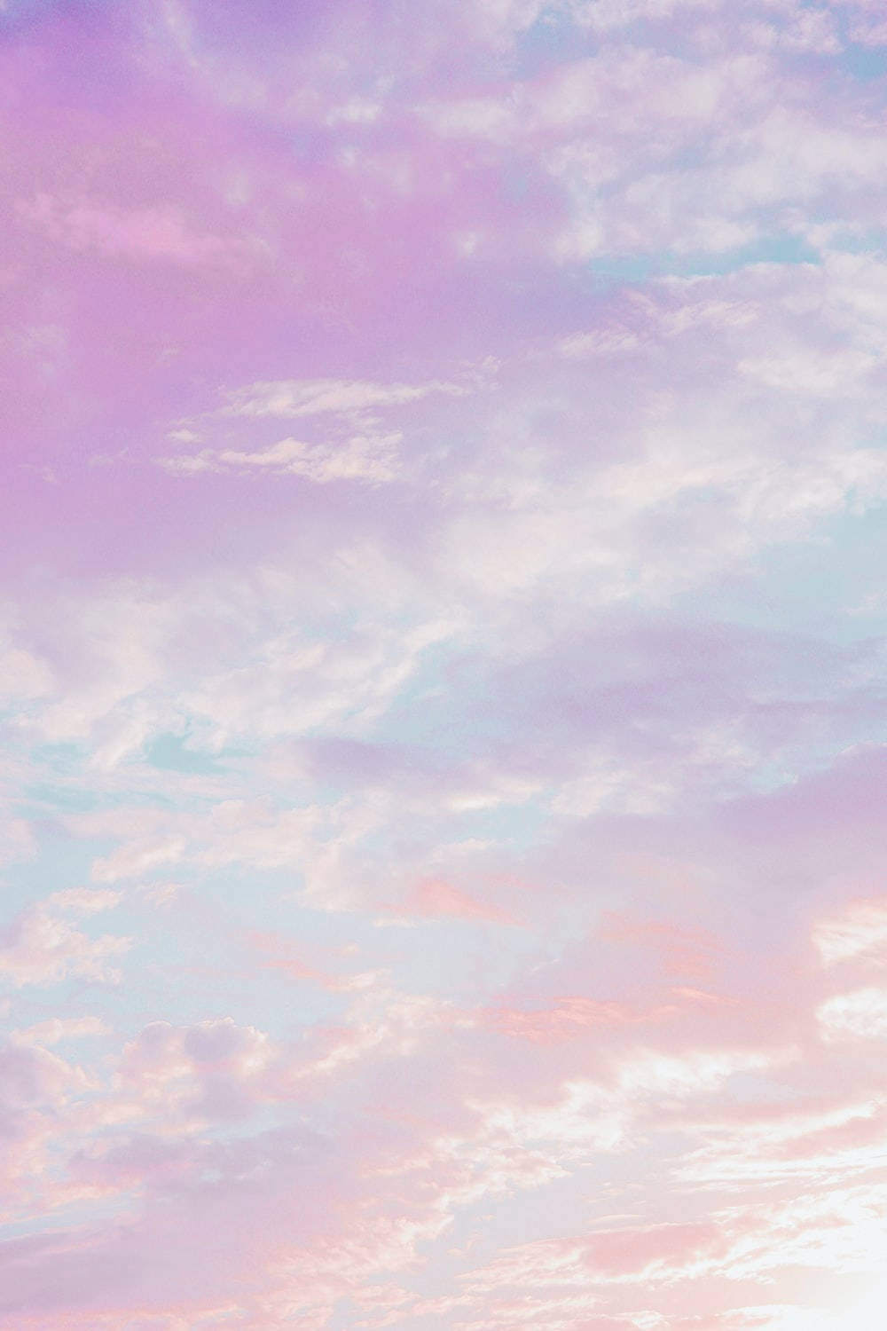 Clouds Aesthetics 桌布 壁紙 — 柔和的粉紅、薰衣草和蜜桃色調的粉彩雲朵在寧靜的暮色天空中飄浮。