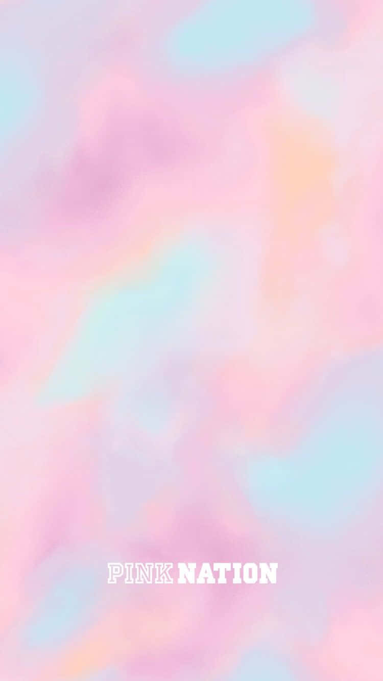 pastel 桌布 壁紙 — 柔和的粉紅、藍色和蜜桃色水彩漩渦融合成一個夢幻的抽象背景，上面有白色文字寫著 pink nation。